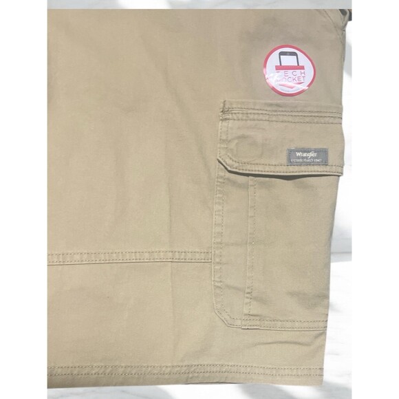 Wrangler Men’s Cargo Shorts 46x10 Khaki Stretch Tech Pocket Relaxed Fit NWT - Picture 3 of 4